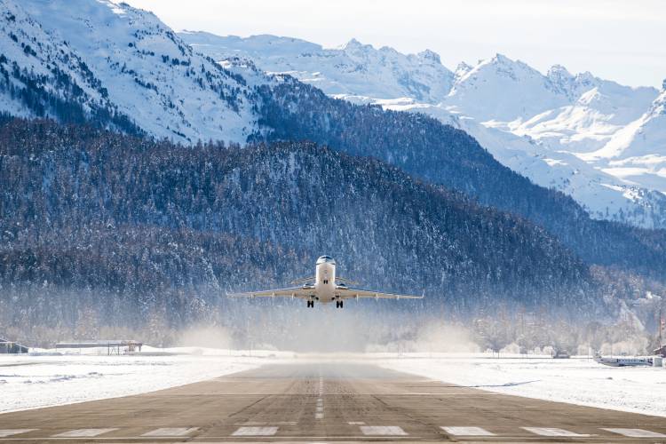 plane landing in the mountains